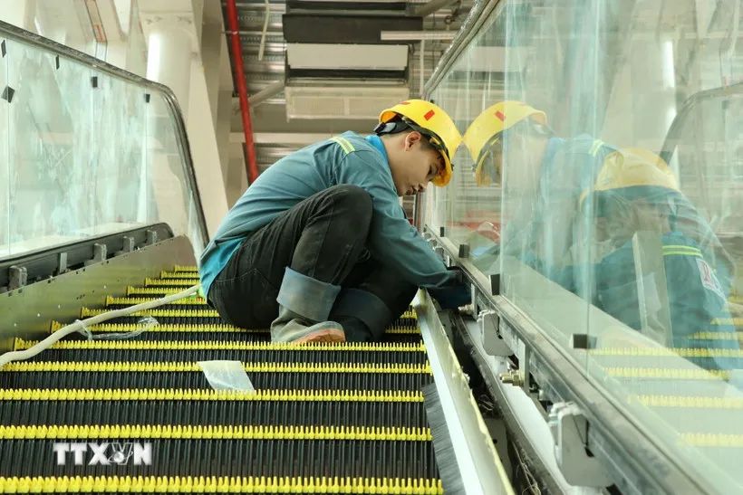 Công nhân hoàn thiện hệ thống thang cuốn tại nhà ga sân bay Long Thành. (Ảnh: Công Phong/TTXVN) Công nhân hoàn thiện hệ thống thang cuốn tại nhà ga sân bay Long Thành. (Ảnh: Công Phong/TTXVN)