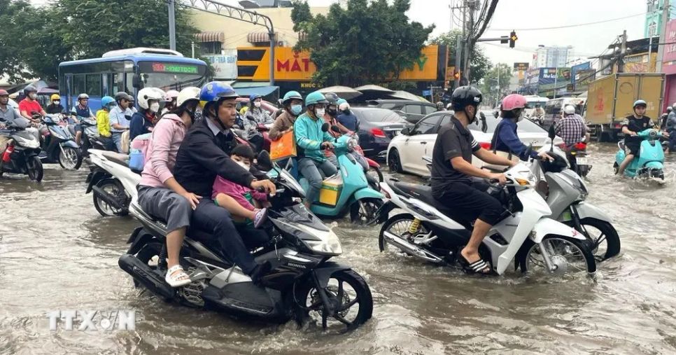 Nước dâng sớm, rút chậm trên đường Phạm Hữu Lầu, kéo dài từ cầu Phước Long đến đường Huỳnh Tấn Phát (Thành phố Hồ Chí Minh) khiến các phương tiện di chuyển chậm, khó khăn. (Ảnh: Hương Giang/TTXVN) Nước dâng sớm, rút chậm trên đường Phạm Hữu Lầu, kéo dài từ cầu Phước Long đến đường Huỳnh Tấn Phát (Thành phố Hồ Chí Minh) khiến các phương tiện di chuyển chậm, khó khăn. (Ảnh: Hương Giang/TTXVN)