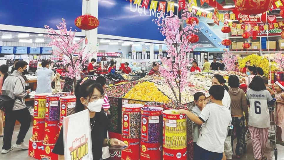 Người dân mua sắm tại MM Mega Market trên địa bàn TPHCM. Ảnh: HÂN GIA Người dân mua sắm tại MM Mega Market trên địa bàn TPHCM. Ảnh: HÂN GIA