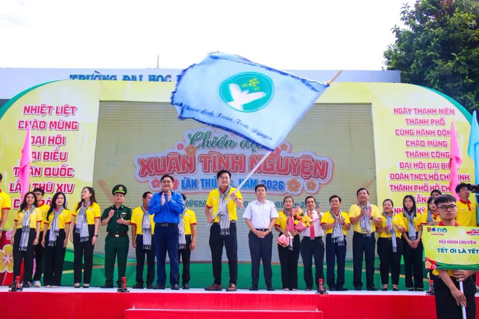 Bí thư Thành đoàn TPHCM Ngô Minh Hải trao cờ lệnh xuất quân Bí thư Thành đoàn TPHCM Ngô Minh Hải trao cờ lệnh xuất quân