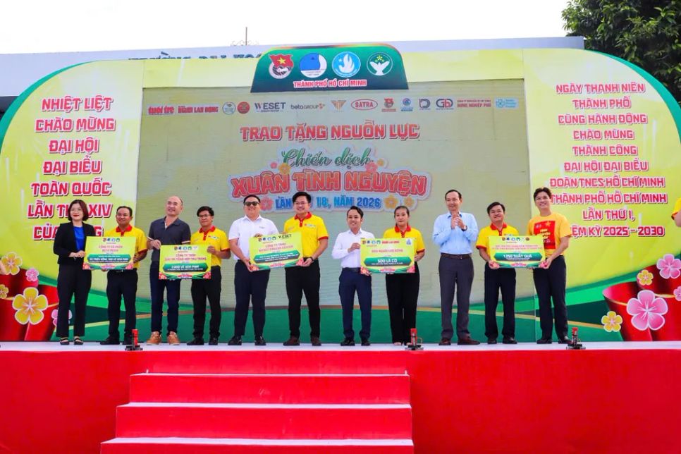 Các đơn vị trao tặng bảng tượng trưng nguồn lực Các đơn vị trao tặng bảng tượng trưng nguồn lực