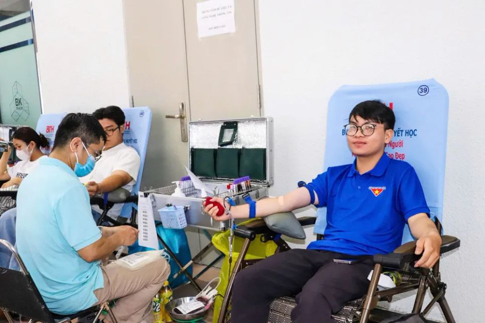 Đoàn viên, thanh niên tham gia hiến máu tình nguyện Đoàn viên, thanh niên tham gia hiến máu tình nguyện