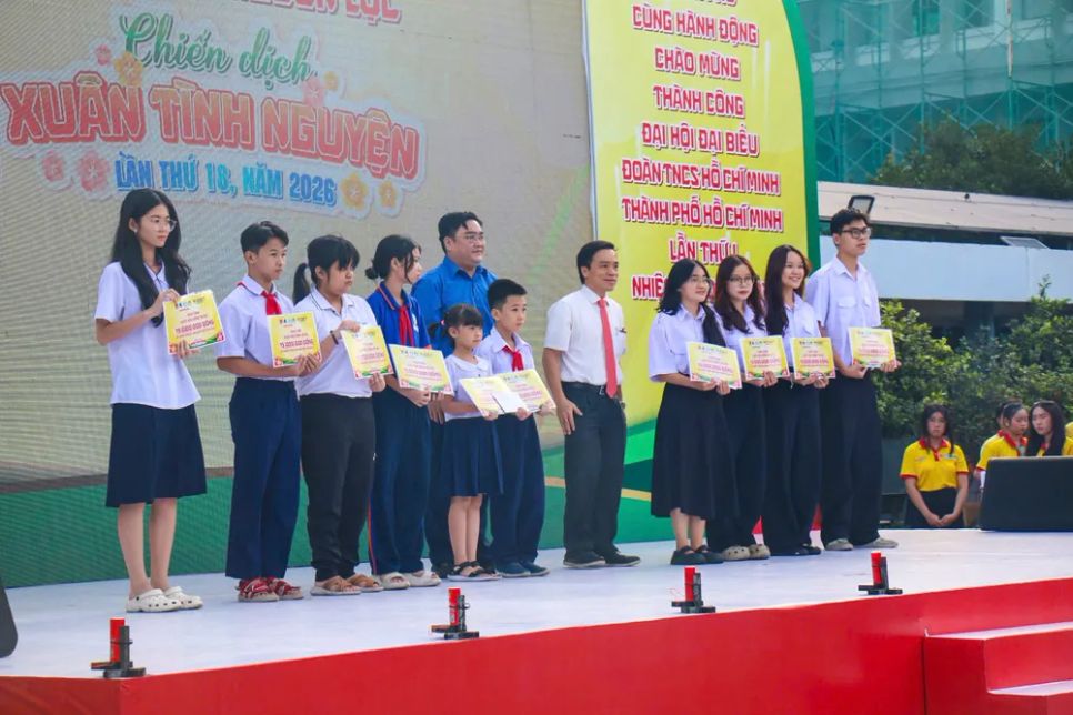 Học sinh nhận quà tại chương trình Học sinh nhận quà tại chương trình