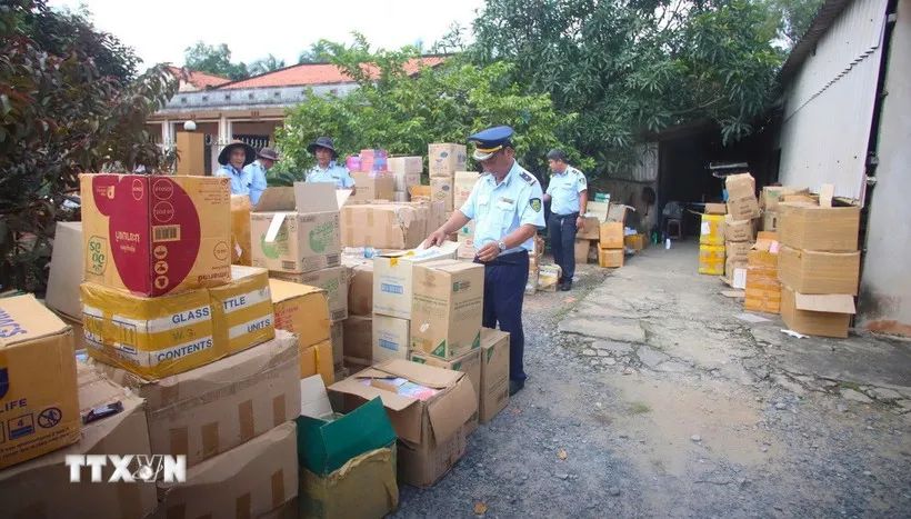 Lực lượng quản lý thị trường tỉnh Tây Ninh kiểm tra kho hàng tại hộ kinh doanh B.N. (ấp Bà Phổ, xã Thủ Thừa, tỉnh Tây Ninh) nghi giả mạo nhãn hiệu, không rõ nguồn gốc. (Ảnh: Minh Phú/TTXVN) Lực lượng quản lý thị trường tỉnh Tây Ninh kiểm tra kho hàng tại hộ kinh doanh B.N. (ấp Bà Phổ, xã Thủ Thừa, tỉnh Tây Ninh) nghi giả mạo nhãn hiệu, không rõ nguồn gốc. (Ảnh: Minh Phú/TTXVN)