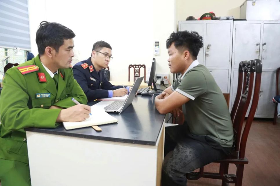 Cơ quan chức năng lấy lời khai Nguyễn Phú Đại. Ảnh: Công an Nghệ An