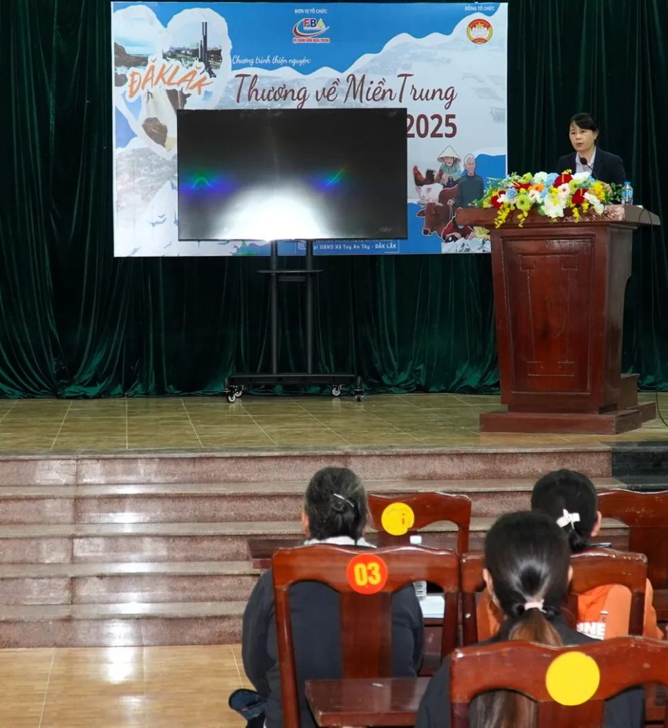 Quang cảnh buổi trao quà cứu trợ đến bà con tại tỉnh Đắk Lắk