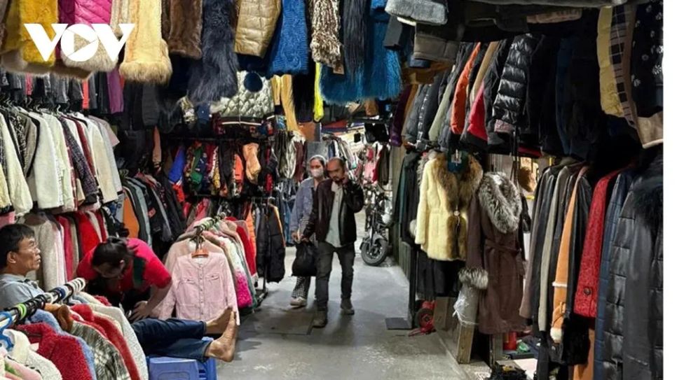 Người mua ở chợ. (Ảnh: Nhã Linh) Người mua ở chợ. (Ảnh: Nhã Linh)