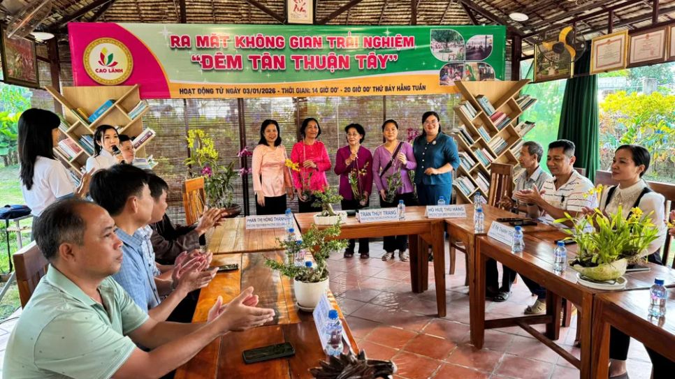 Bà Hồ Huệ Thu Hằng, Phó Chủ tịch UBND phường Cao Lãnh (áo xanh) tặng hoa cho các tiểu thương