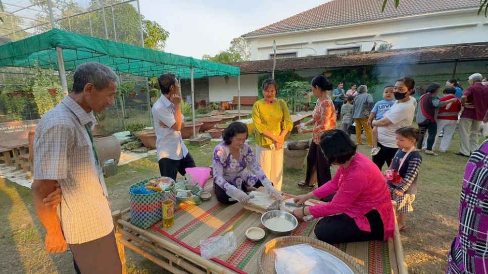 Du khách trải nghiệm làm bánh dân gian
