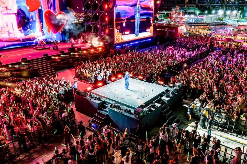 Ca sĩ - nhạc sĩ trẻ Nguyễn Hùng biểu diễn ca khúc 