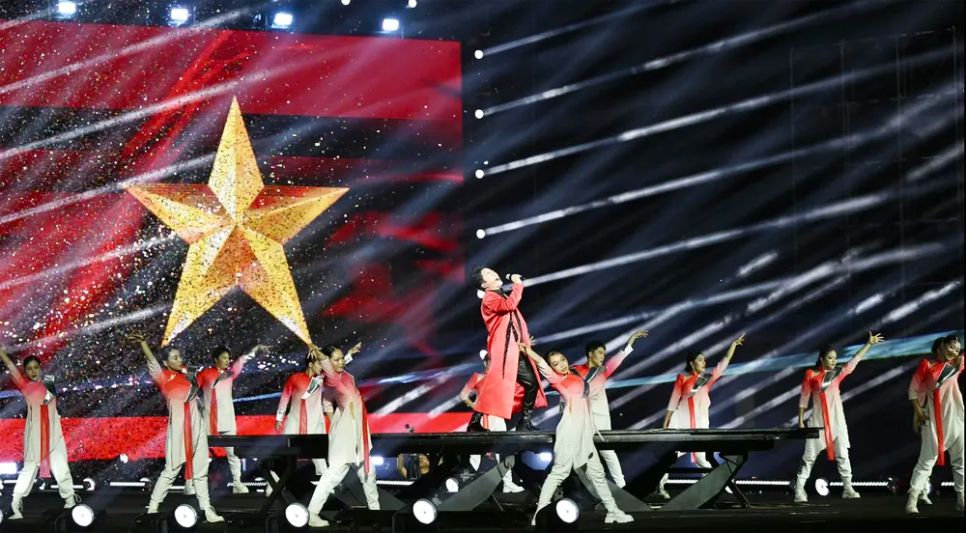 Ca sĩ Tùng Dương thể hiện Viết tiếp câu chuyện hòa bình trong chương trình nghệ thuật chính luận Tổ quốc trong tim tại Sân vận động Quốc gia Mỹ Đình vào tháng 8-2025 (Ảnh: NSCC)