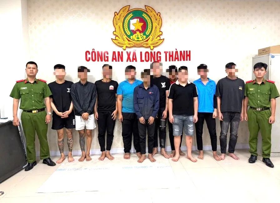 Các đối tượng liên quan trong vụ việc gây rối trật tự công cộng bị Công an xã Long Thành mời lên làm việc. Ảnh: CATĐN
