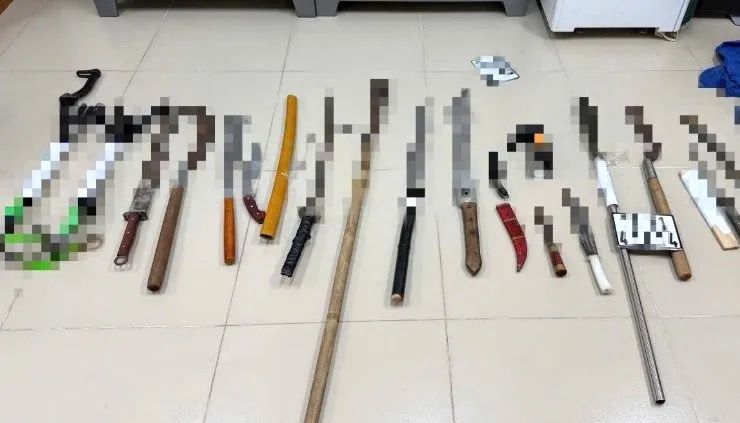 Công an thu giữ nhiều hung khí nguy hiểm. Ảnh: CATĐN