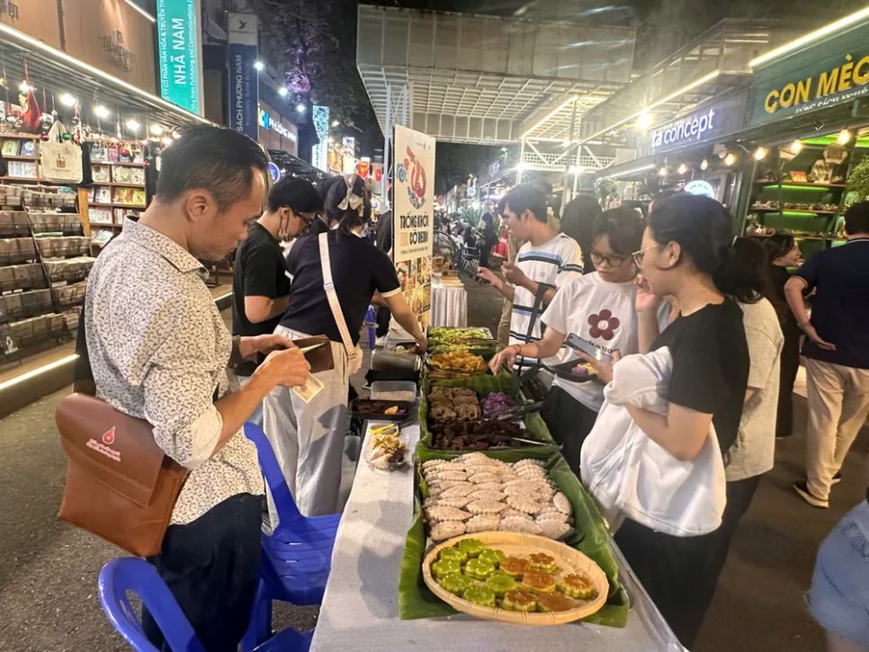 Khách tham quan thưởng thức món ăn truyền thống trong một sự kiện được tổ chức tại Đường sách TPHCM (<span style=