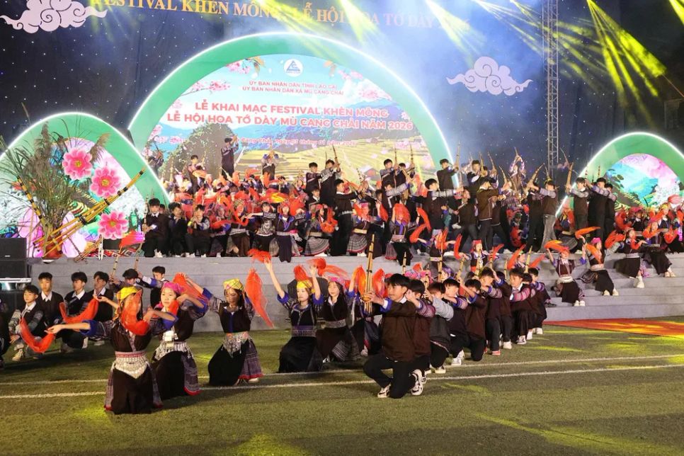 Nam, nữ thanh niên trong điệu khèn của dân tộc mình. Ảnh: THANH MIỀN