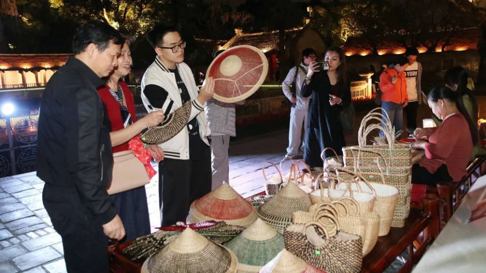 Trải nghiệm sản phẩm du lịch đêm tại Văn Miếu - Quốc Tử Giám Trải nghiệm sản phẩm du lịch đêm tại Văn Miếu - Quốc Tử Giám