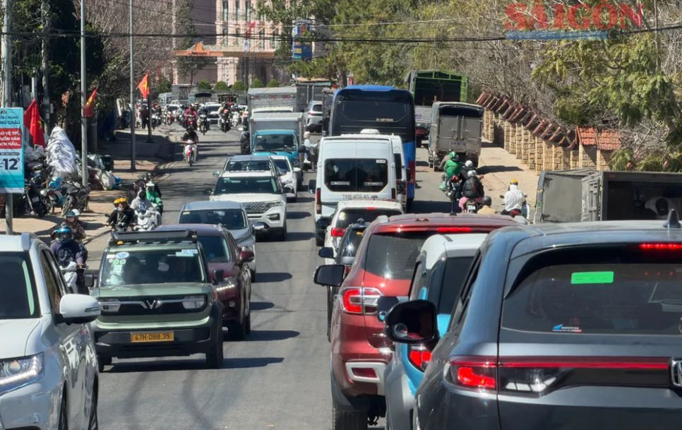 Đường Hùng Vương kết nối từ trung tâm Đà Lạt đi khu vực đồi chè Cầu Đất có mật độ phương tiện cao trong những ngày nghỉ Tết Dương lịch 2026. Ảnh: ĐOÀN KIÊN