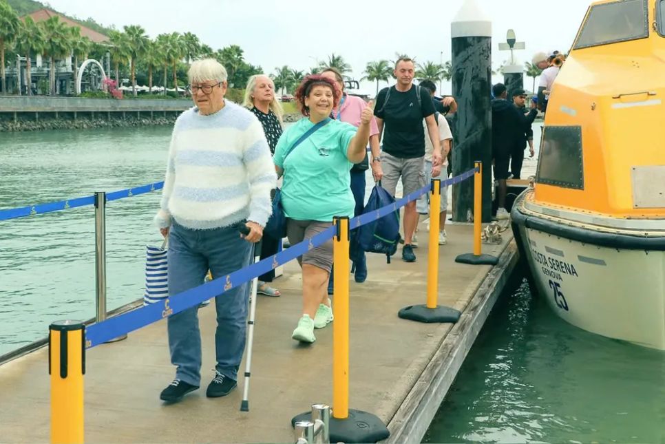 Khách quốc tế trên chuyến tàu biển Costa Serena đến Khánh Hòa sáng 4-1