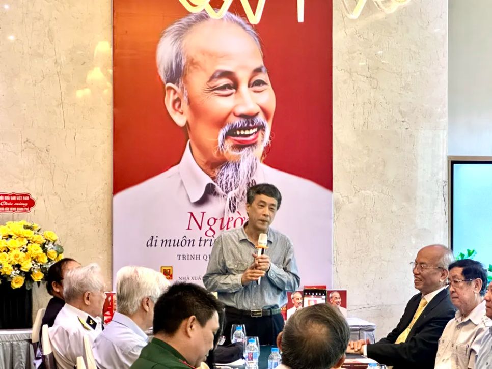 Đại tá, nhà văn Nguyễn Bình Phương chia sẻ tại chương trình. Ảnh: QUỲNH YÊN