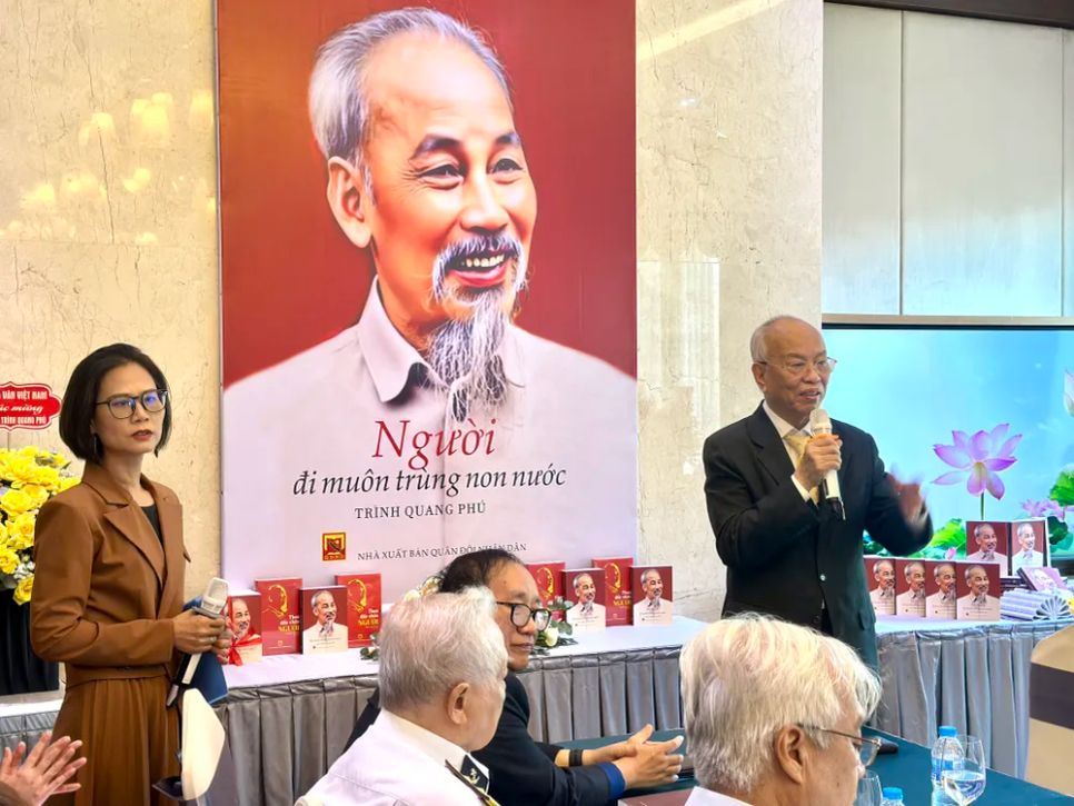 Một trong những động lực lớn nhất giúp nhà văn Trình Quang Phú (phải) hoàn thành truyện ký 