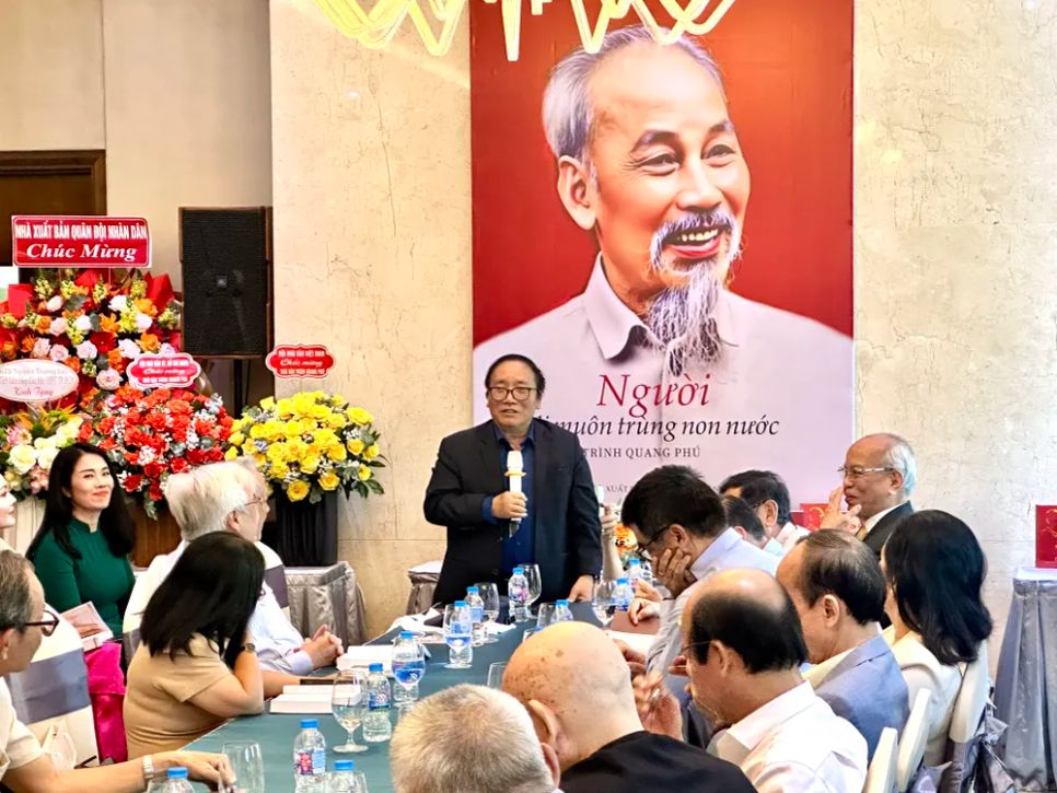 Nhà thơ Trần Đăng Khoa, Phó Chủ tịch Hội Nhà văn Việt Nam, chia sẻ tại chương trình. Ảnh: QUỲNH YÊN