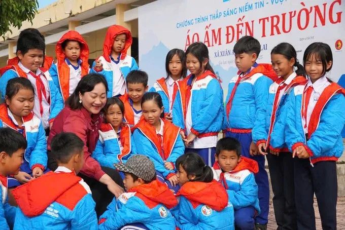 Chương trình “Áo ấm đến trường” tiếp nối hành trình nhân ái, kết nối cộng đồng sẻ chia yêu thương đến học sinh khó khăn