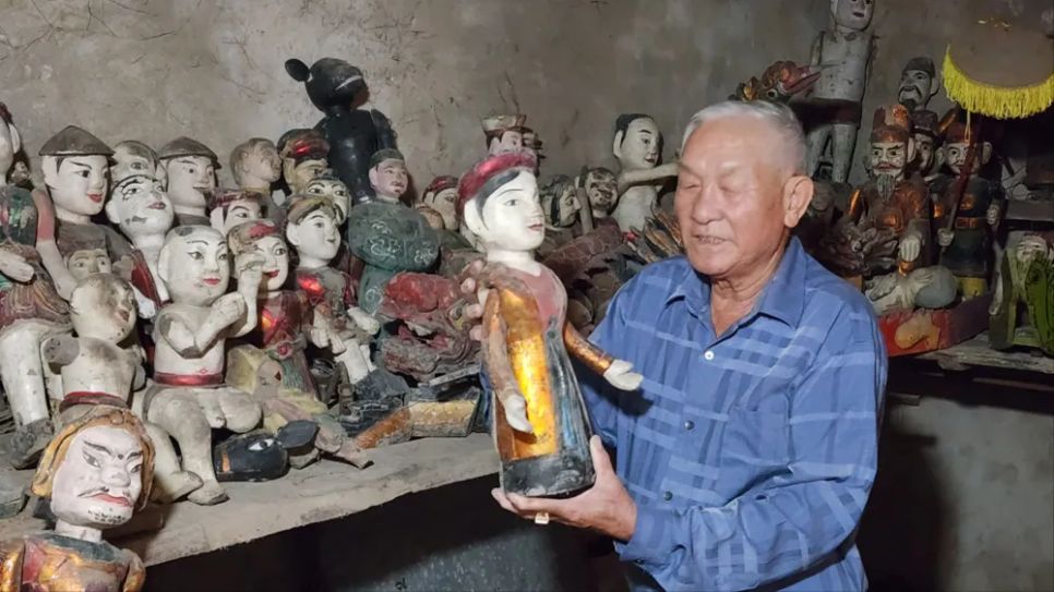 Nghệ nhân làng rối nước Nam Chấn (Ninh Bình)