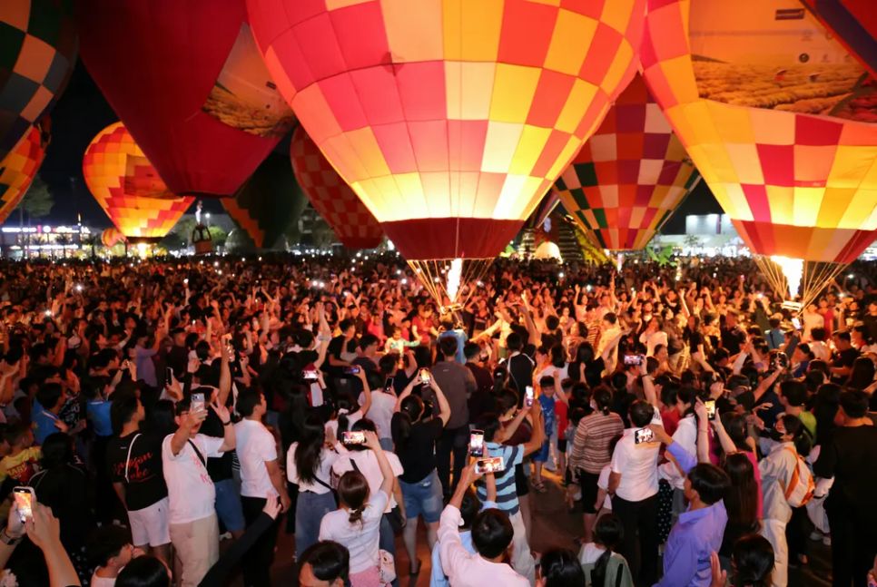 Đông đảo du khách tại lễ bế mạc