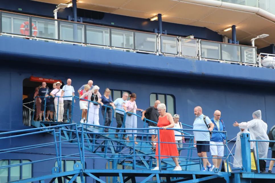 Khách du lịch quốc tế đến Việt Nam bằng đường biển rời tàu Celebrity Solstice để tham quan TPHCM