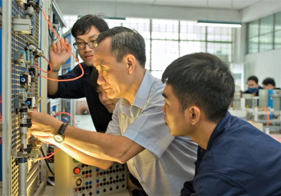 Thầy và trò ngành Điện - Điện tử Trường ĐH Bách khoa (ĐHQG TPHCM) trong giờ thực hành tại phòng thí nghiệm (ẢNH: THANH HÙNG) Thầy và trò ngành Điện - Điện tử Trường ĐH Bách khoa (ĐHQG TPHCM) trong giờ thực hành tại phòng thí nghiệm (ẢNH: THANH HÙNG)