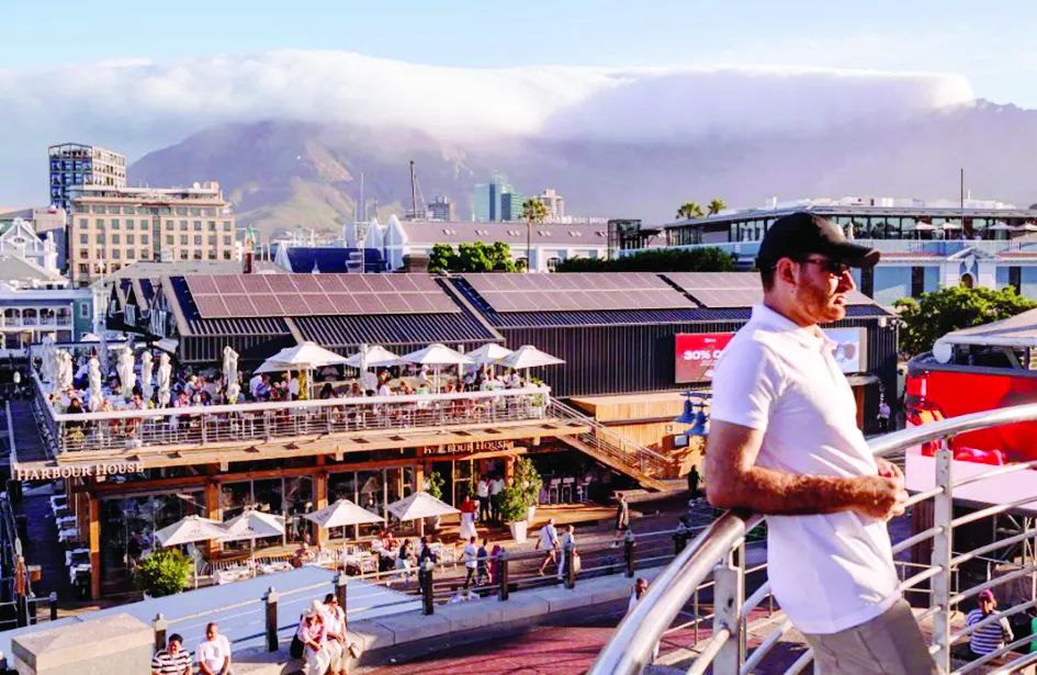 Các tấm pin Mặt trời lắp đặt trên mái một công trình tại thành phố Cape Town, Nam Phi <br> (ẢNH: NEW YORK TIMES)