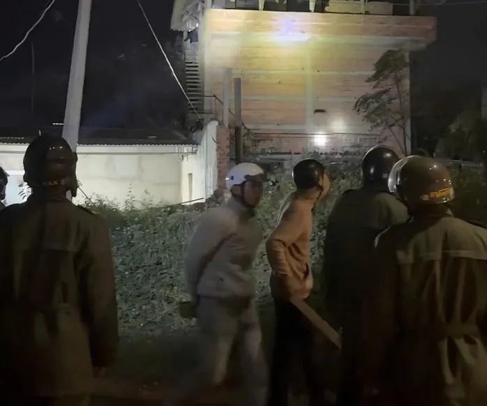 Lực lượng chức năng và người dân đang truy tìm đối tượng