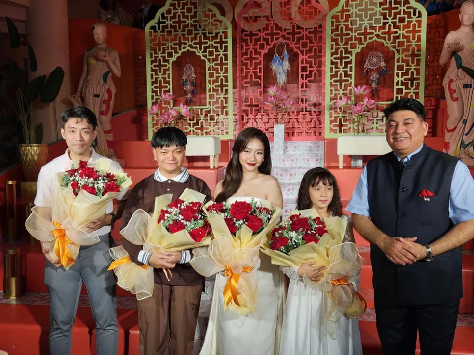 Đại diện nhà sản xuất tặng hoa cho các diễn viên Việt Nam. Ảnh: VĂN TUẤN