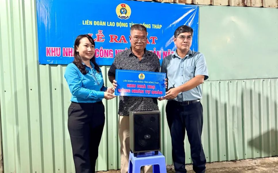 Liên đoàn Lao động tỉnh Đồng Tháp trao biểu tượng khu nhà trọ công nhân tự quản giúp người lao động có nơi ở ổn định