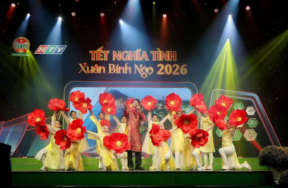 Ca sĩ Nguyễn Phi Hùng biểu diễn tiết mục Ca sĩ Nguyễn Phi Hùng biểu diễn tiết mục