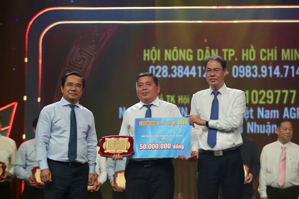 Đồng chí Nguyễn Văn Được và Nguyễn Thành Trung nhận bảng biểu trưng đóng góp cho chương trình Đồng chí Nguyễn Văn Được và Nguyễn Thành Trung nhận bảng biểu trưng đóng góp cho chương trình