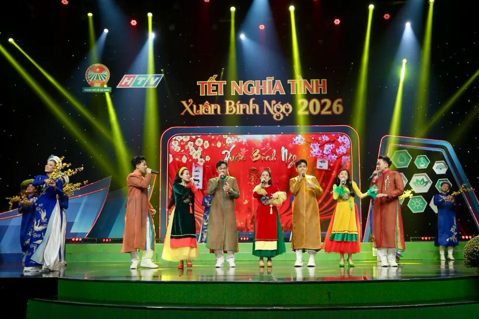 Nhóm Mắt Ngọc và nhóm 135 biểu diễn ca khúc Nhóm Mắt Ngọc và nhóm 135 biểu diễn ca khúc