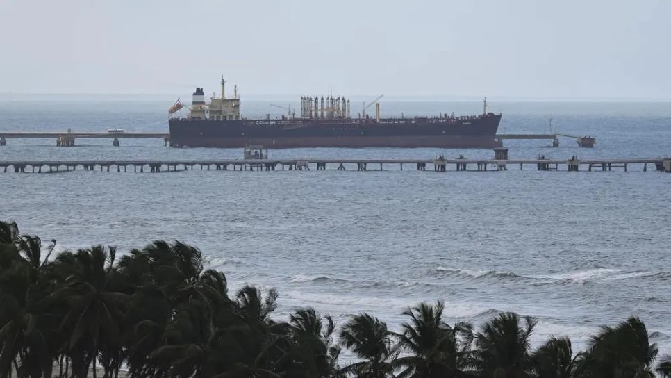 Một tàu chở dầu đang neo đậu tại cầu cảng của nhà máy lọc dầu El Palito thuộc công ty dầu khí nhà nước PDVSA của Venezuela. Ảnh: CNBC Một tàu chở dầu đang neo đậu tại cầu cảng của nhà máy lọc dầu El Palito thuộc công ty dầu khí nhà nước PDVSA của Venezuela. Ảnh: CNBC