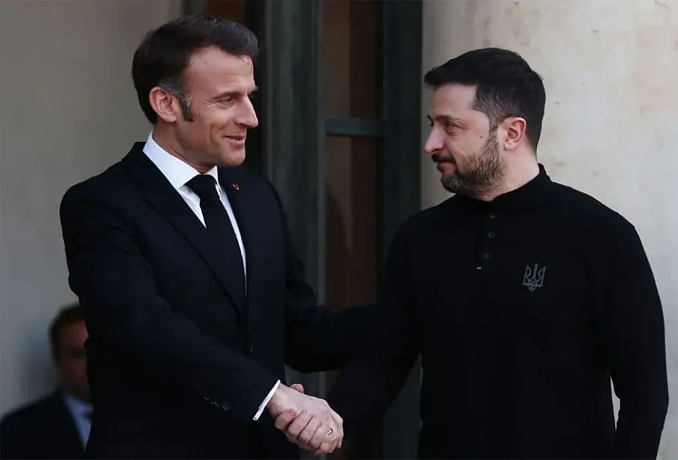 Tổng thống Pháp Emmanuel Macron (trái) gặp Tổng thống Ukraine Volodymyr Zelensky tại Pháp. ẢNH: Kiev Post