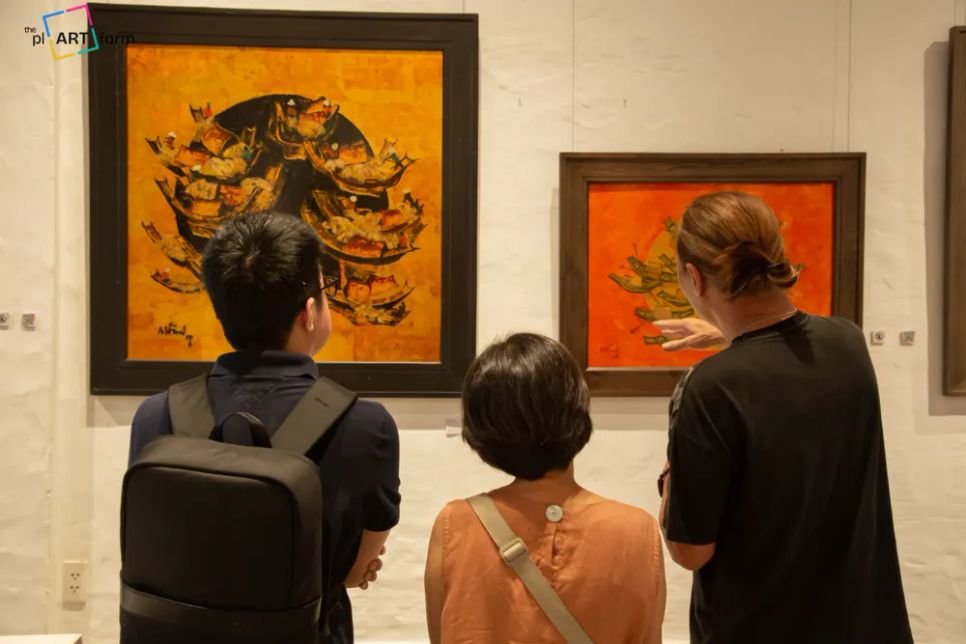 Triển lãm cá nhân của họa sĩ Ngô Thành Nhân thu hút người xem