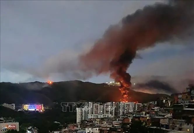 Khói lửa bốc lên tại khu phức hợp quân sự Fuerte Tiuna lớn nhất Venezuela ngày 3-1-2026. Ảnh: France24/TTXVN