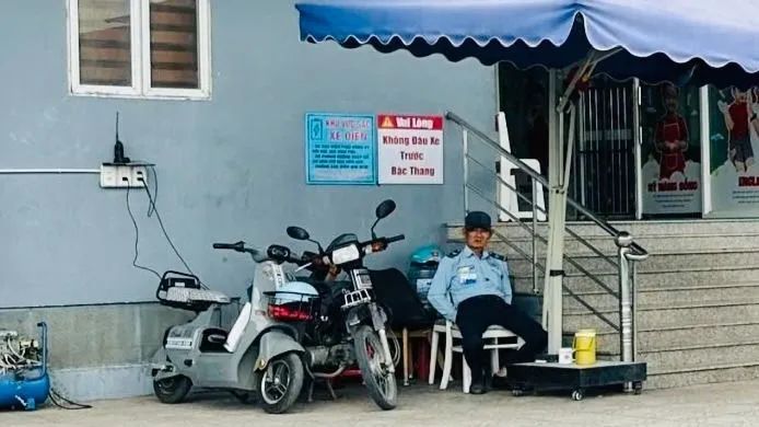 Sạc xe điện tại một chung cư thuộc phường Đông Hưng Thuận, TPHCM. Ảnh: THANH HIỀN