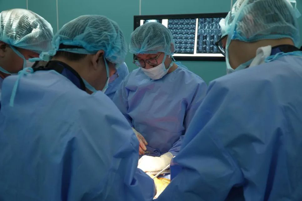 Các bác sĩ phẫu thuật cho người bệnh