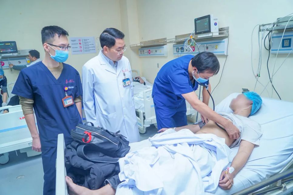 Bác sĩ Bệnh viện E cấp cứu nạn nhân vụ cháy Bác sĩ Bệnh viện E cấp cứu nạn nhân vụ cháy