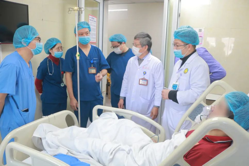 GS-TS Nguyễn Gia Bình cùng các bác sĩ Bệnh viện E hội chẩn cấp cứu các nạn nhân GS-TS Nguyễn Gia Bình cùng các bác sĩ Bệnh viện E hội chẩn cấp cứu các nạn nhân