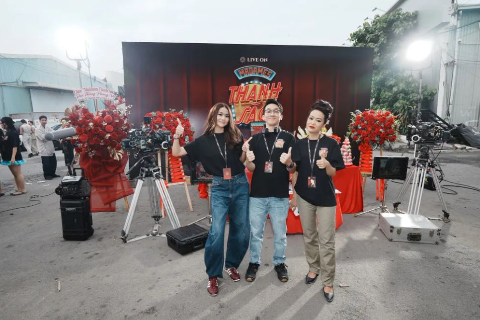 <i>Thanh Hằng, Hồng Ánh cùng đạo diễn Thắng Vũ trong ngày khai máy bộ phim. Ảnh: ĐPCC</i>