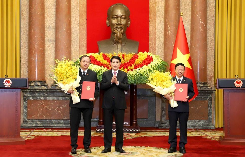 Chủ tịch nước Lương Cường trao quyết định cho ông Lê Tiến và ông Nguyễn Biên Thùy. Ảnh: VGP