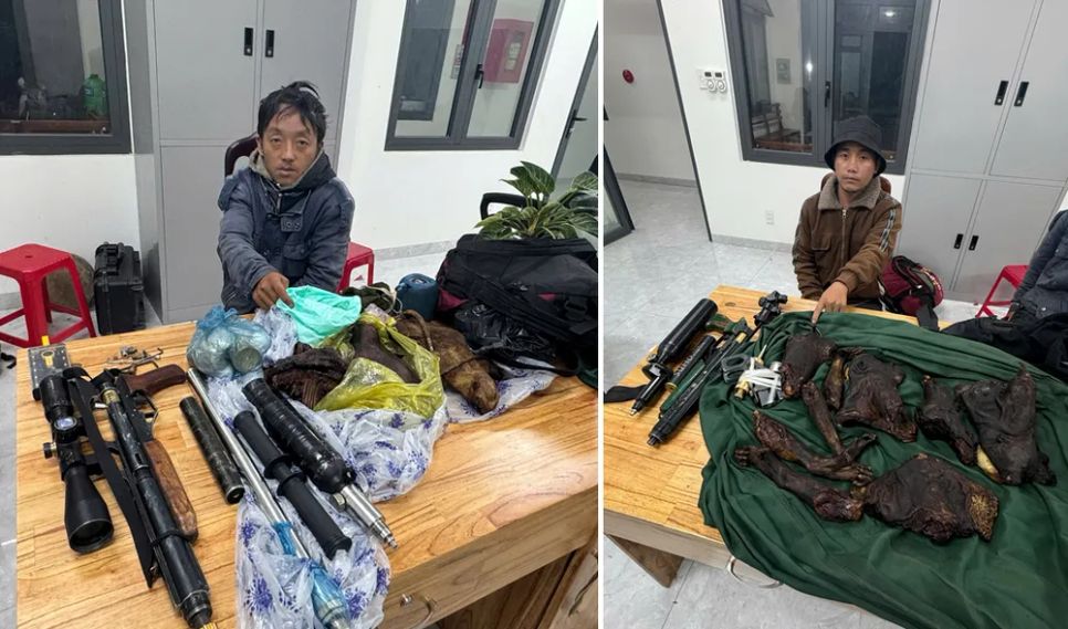 Ma Văn Phừ (trái) và Ma Văn Chín (phải) cùng tang vật tại cơ quan công an Ma Văn Phừ (trái) và Ma Văn Chín (phải) cùng tang vật tại cơ quan công an