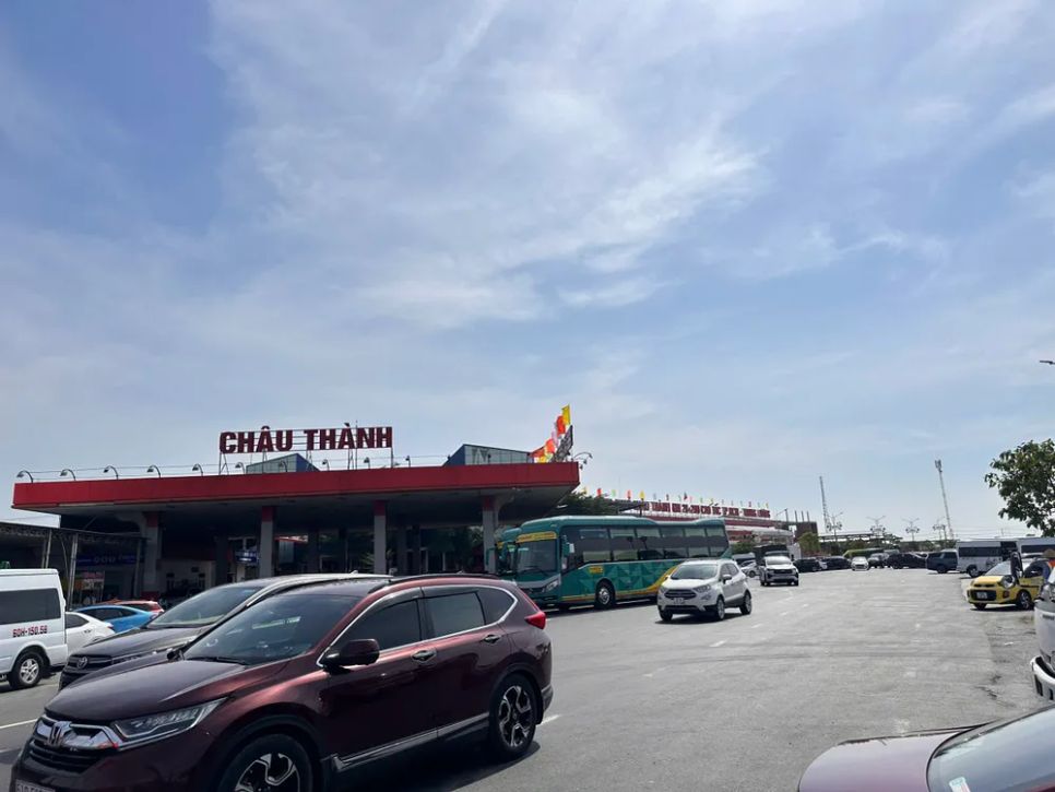 Một cửa hàng xăng dầu tại trạm dừng cao tốc TPHCM - Trung Lương