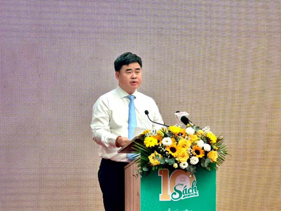 Đồng chí Phạm Minh Tuấn, Phó Tổng Biên tập Tạp chí Cộng sản, Chủ tịch Hội Xuất bản Việt Nam, phát biểu chào mừng. Ảnh: HỒ SƠN